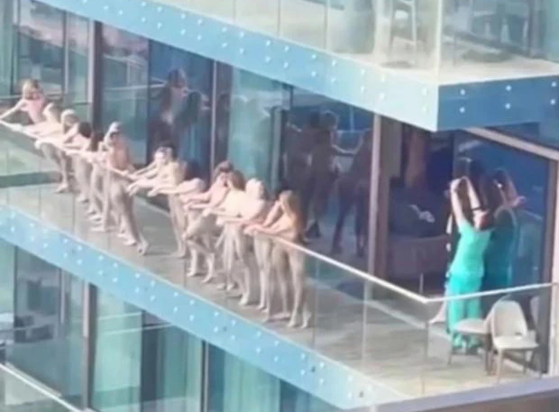Policija uhitila žene jer su se gole slikale na balkonu