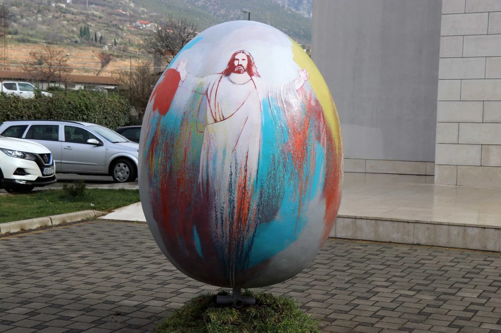 Pred crkvom sv. Mateja u Mostaru postavljena velika uskrsna pisanica