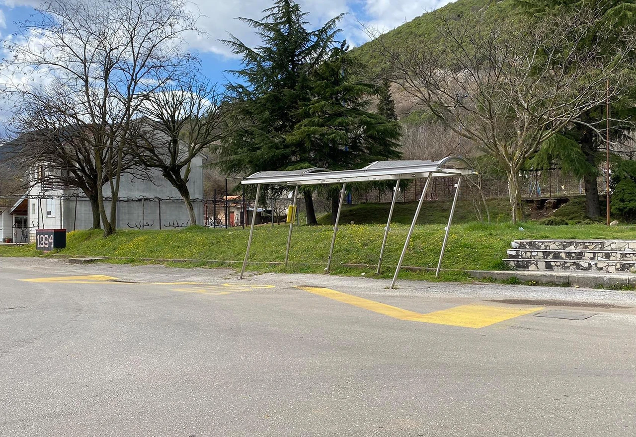 Autobusna stajališta glume loše umjetničke instalacije