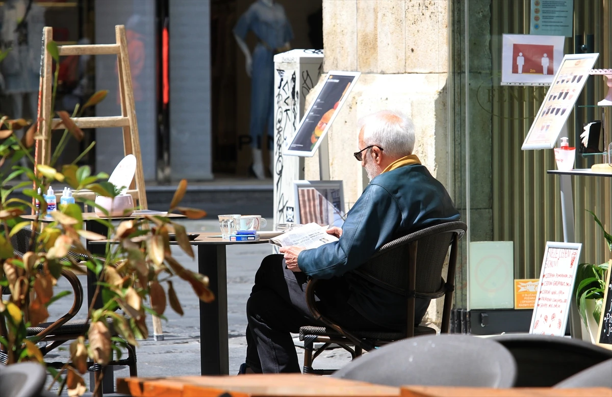 Ograničeno kretanje od 20 sati, posluživanje samo u baštama kafića 