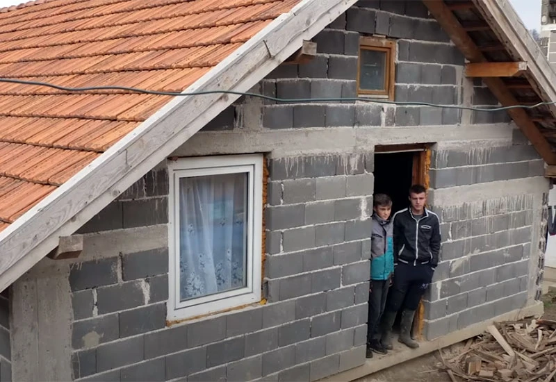 Dječaci sami, bez struje i vode