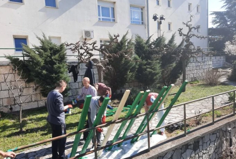 Mostarski srednjoškolci uče pomažući zajednici
