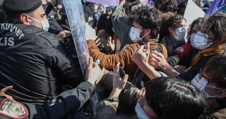 Tisuće Turkinja na ulicama: Zbog Erdoganove odluke nam je ugrožena sigurnost