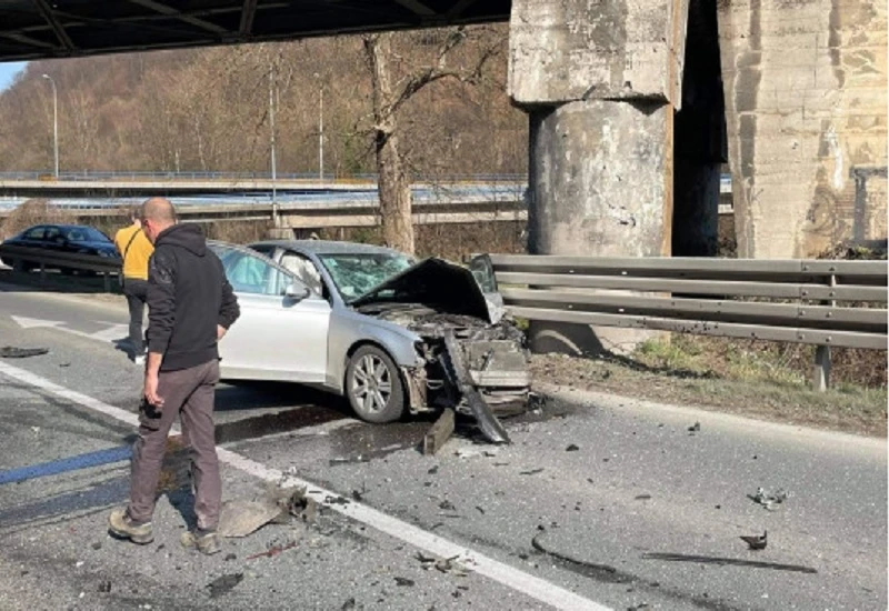 U teškom sudaru kamiona i dva osobna vozila ozlijeđena najmanje jedna osoba