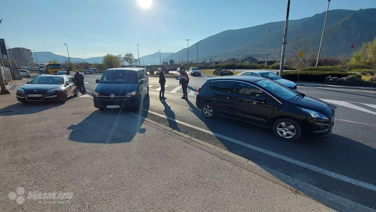 Mostar: U Zaliku sudar dva automobila