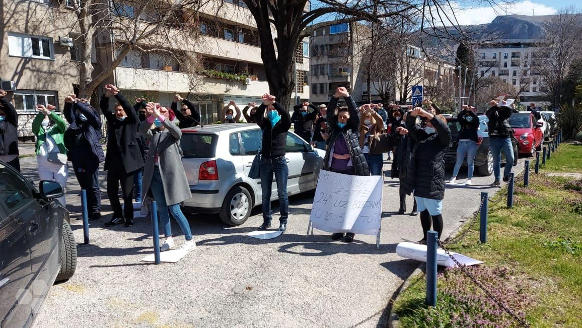 Zdravstveni radnici s prekriženim rukama: Hvala Vladi što šalje specijalce na nas