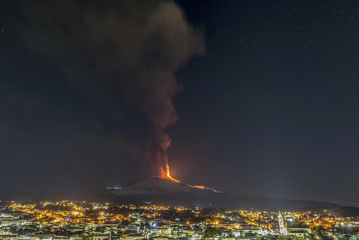 Etna nastavila izbacivati lavu i pepeo