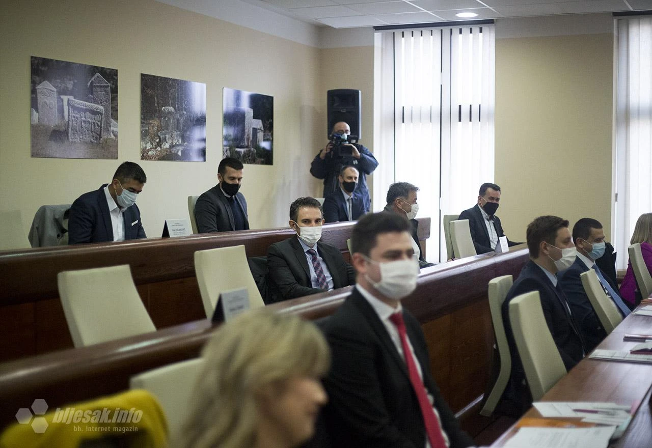 Točke pred Vijećnicima: Komadina ostaje savjetnica?