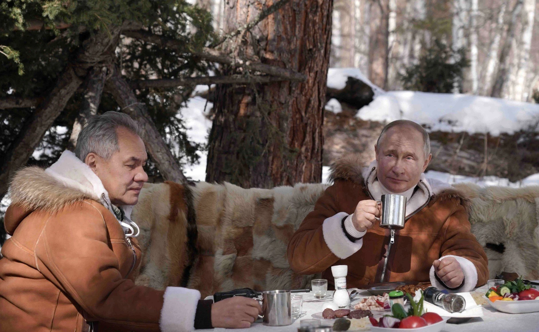 VIDEO | Putin i Šojgu vikend proveli uživajući u sibirskoj tajgi