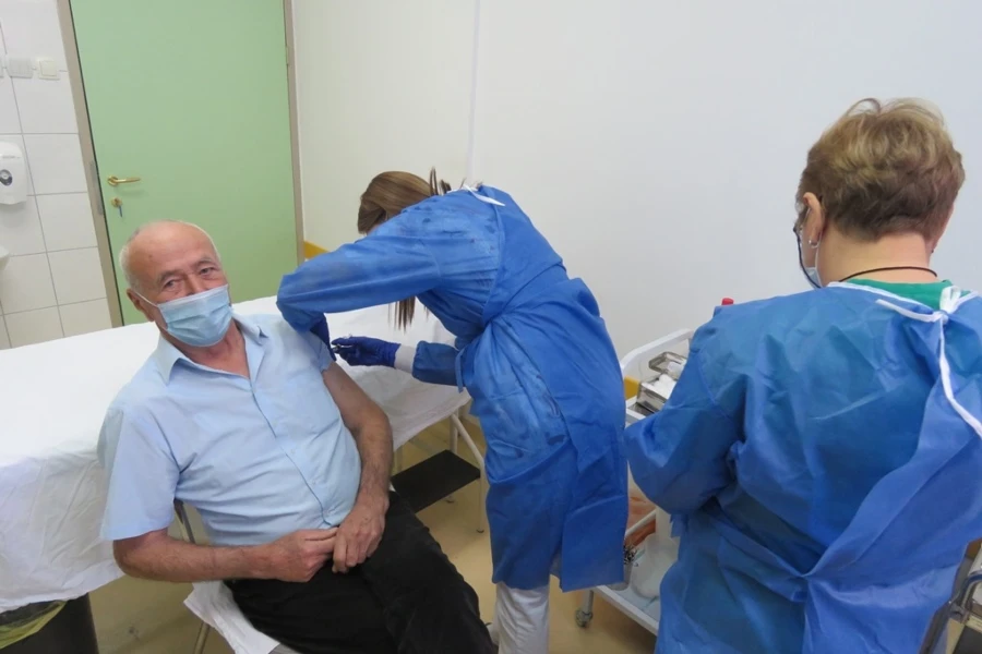 U Nevesinju cijepljeni doktori, medicinske sestre i starije osobe