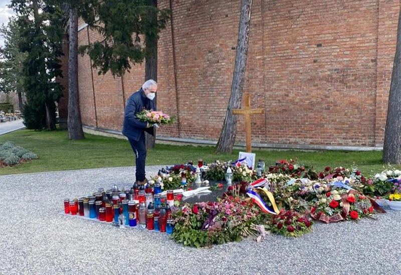 Bešlić na Bandićevom grobu