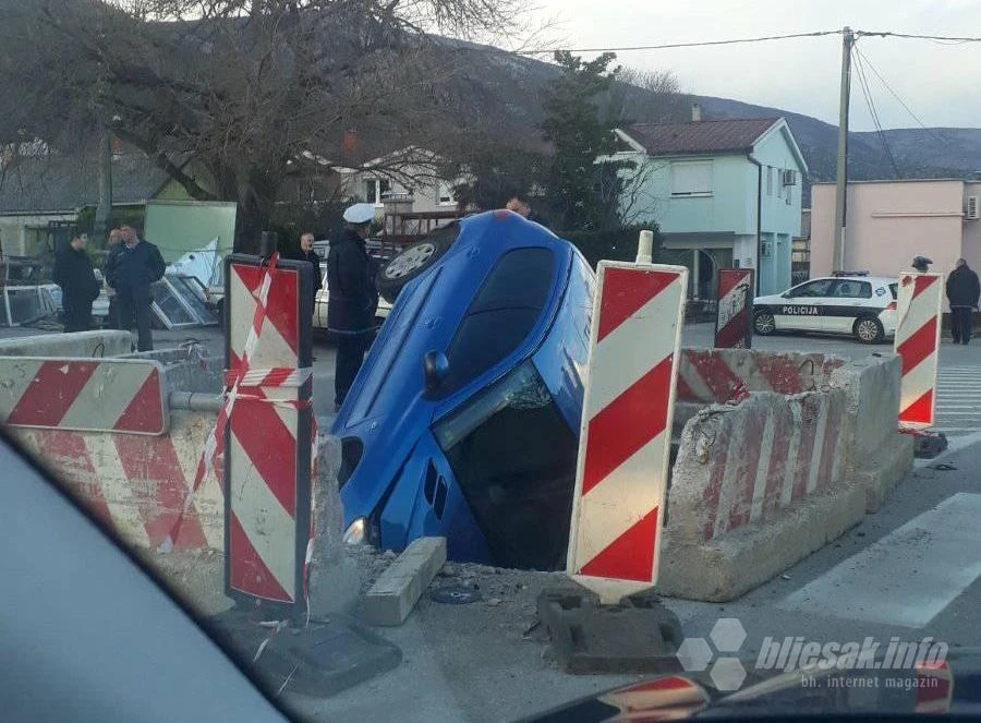 Mostar: Automobilom upao u rupu