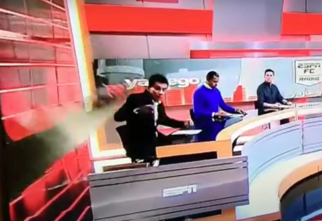 Ovo je bilo gadno: Na novinara se srušio videozid 