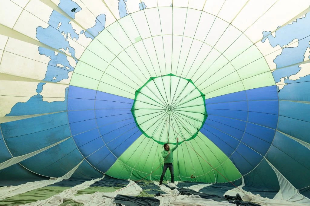 Aktivisti Greenpeacea padobranima sletjeli na zgradu Europske centralne banke