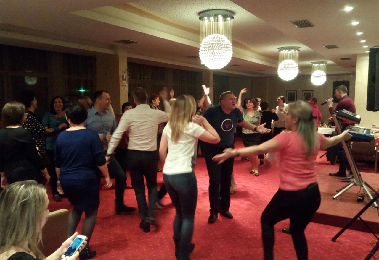Učiteljice iz Federacije uz muziku uživo slavile Dan žena u RS-u