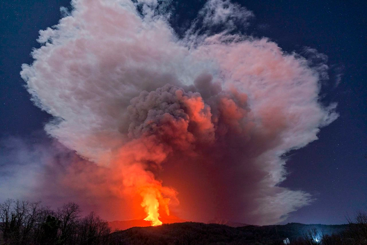 Etna ponovno izbacuje lavu i pepeo