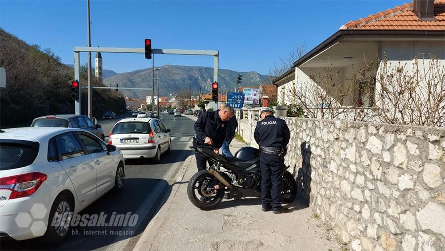 U prometnoj na Bulevaru ozlijeđen motociklist