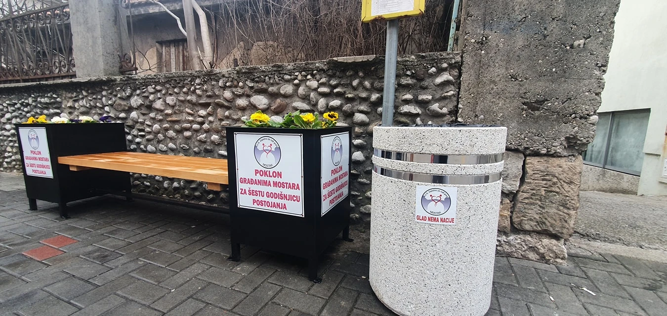 Mostar: Klupa i kanta za smeće na poklon