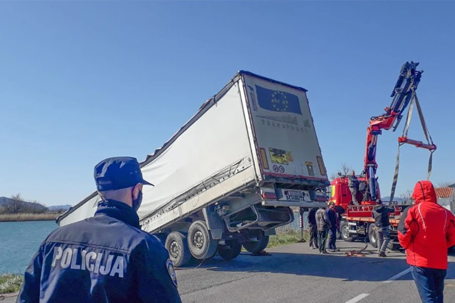 Olujna bura odgurala prikolicu šlepera u korito Neretve