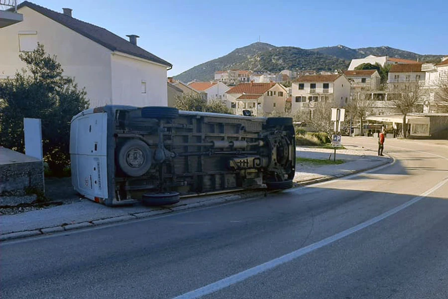 Prevrnuo se kombi u Neumu