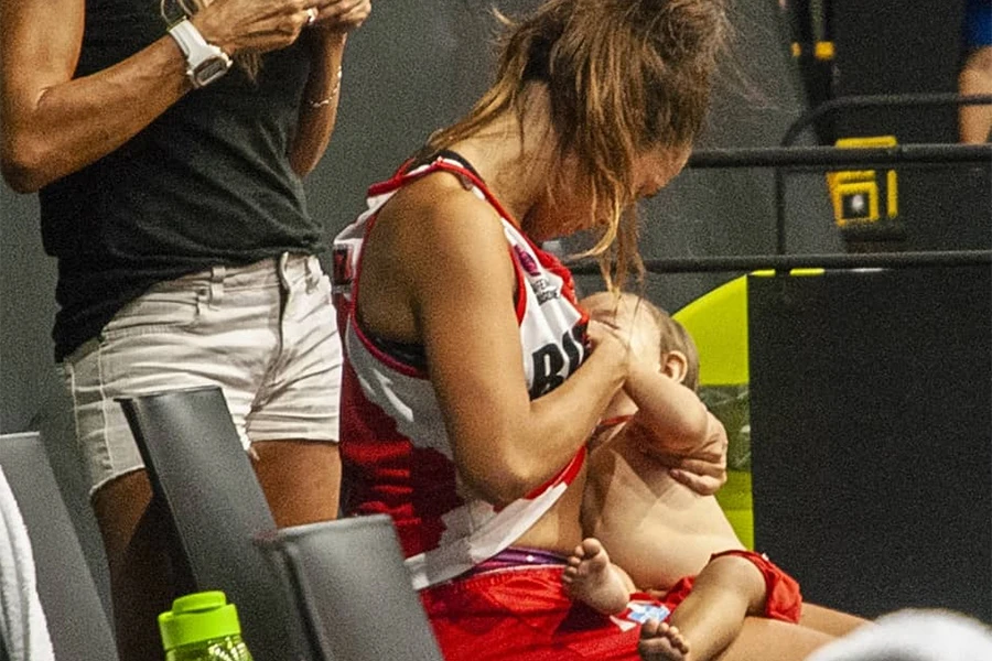 Košarkašica usred utakmice otišla dojiti bebu