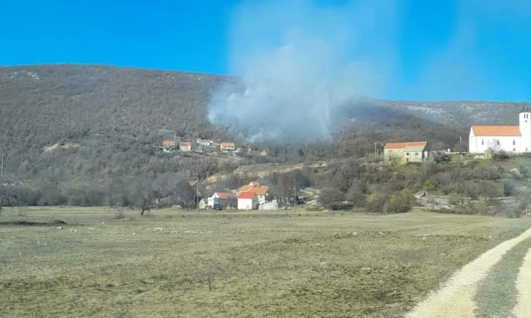 Aktivno više požara u Tomislavgradu, neki prijete i kućama