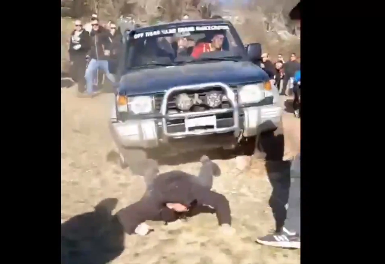 VIDEO | Mostar: Na off road druženju džipom pokosio gledatelja