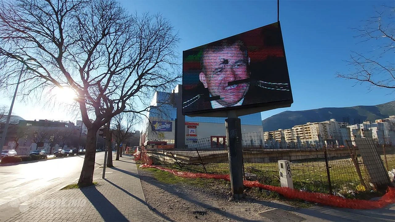 Razbijen display na kojem su se vrtjele poruke podrške Atifu Dudakoviću