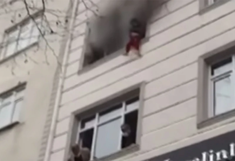 Bacila djecu kroz prozor da ih spasi od požara