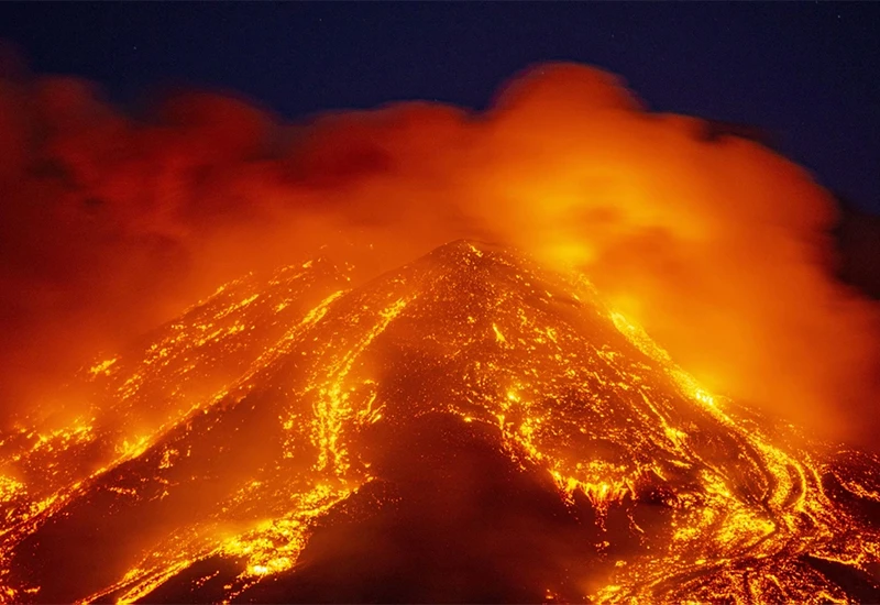 Zapanjujući prizori: Etna izbacuje lavu do kilometar i pol u zrak