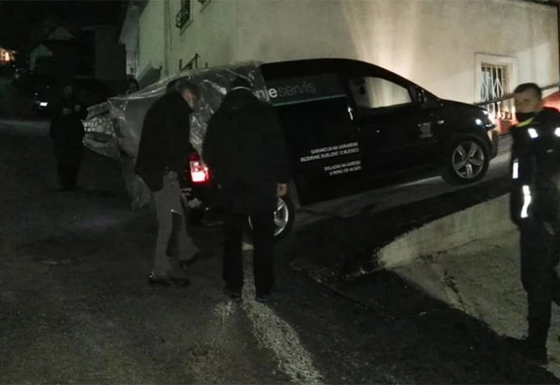 Parkirani automobil se pokrenuo i usmrtio jednu osobu