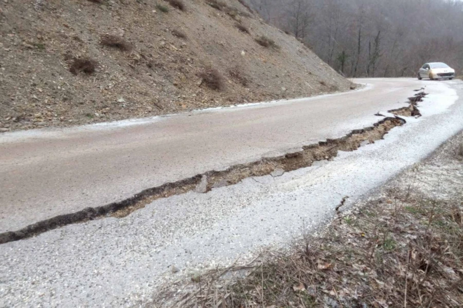 Veliko klizište i napukla cesta kod Foče