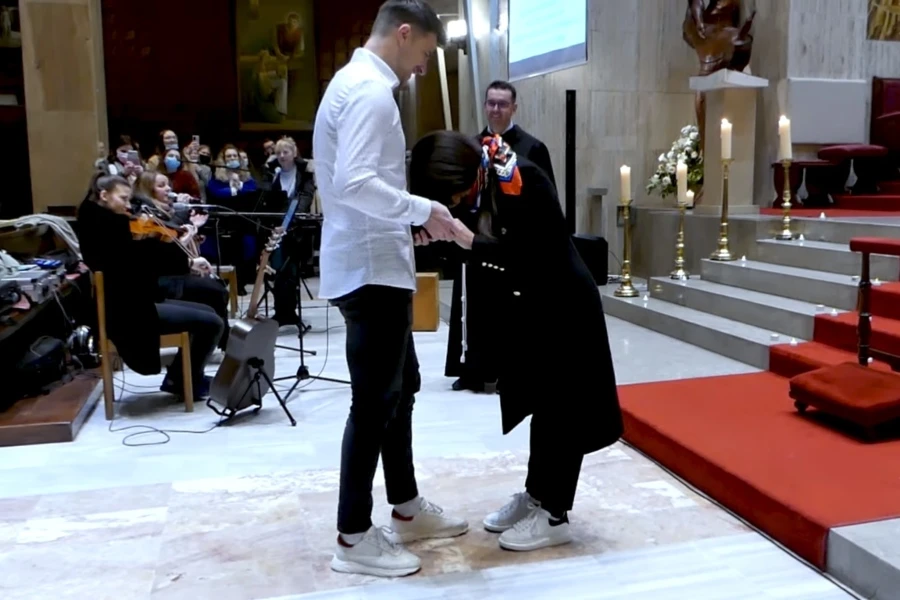 VIDEO | Prekrasna prosidba pred punom crkvom, budućem mladoženji pomogao fratar
