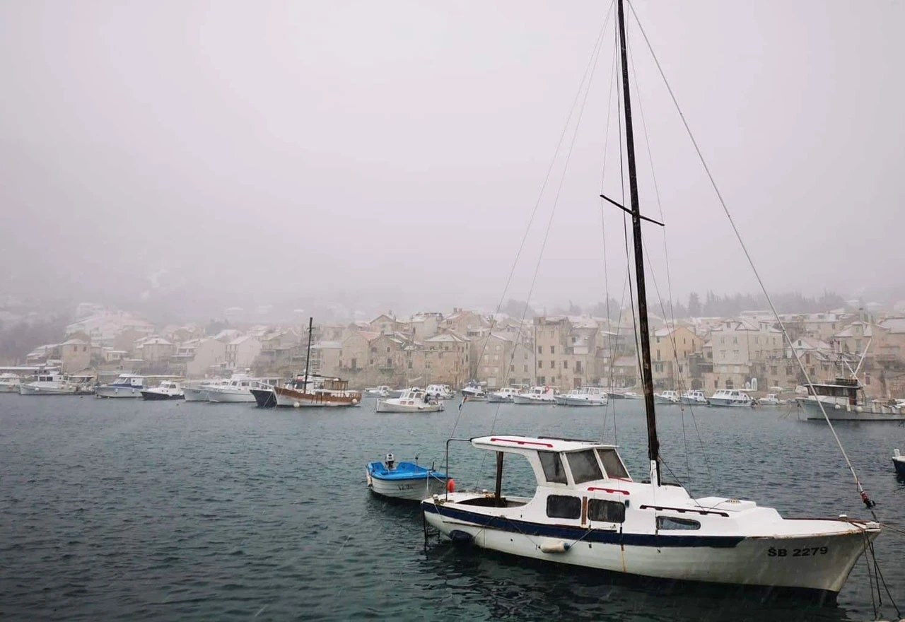 Snijeg pada u Neumu, Dubrovniku, na otoku Visu, Hvaru, Lastovu, u Pločama ...
