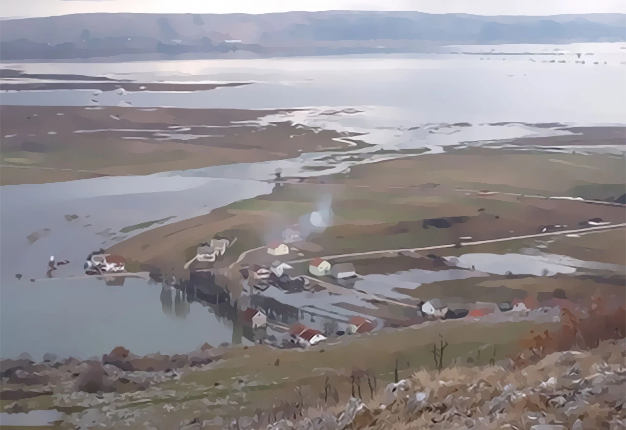 Izlila se voda i zaledila cestu između Tomislavgrada i Blidinja