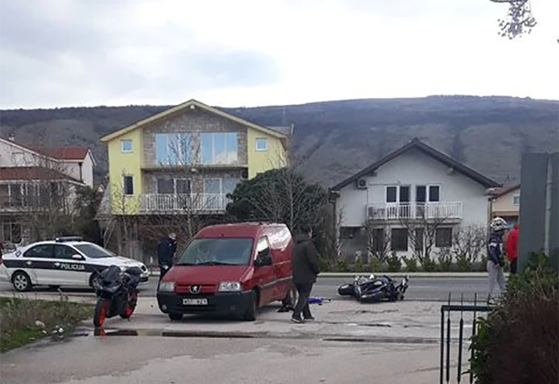 Jedna osoba ozlijeđena u sudaru motora i dostavnog vozila na Buni