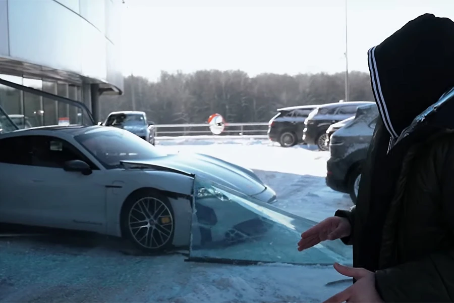Vloger u Rusiji zbog lajkova razbio novi Porsche Taycan