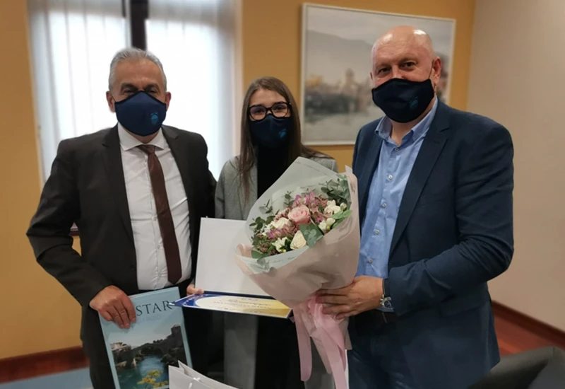 Plaketa i monografija od Grada za Anu Doroteu Markić