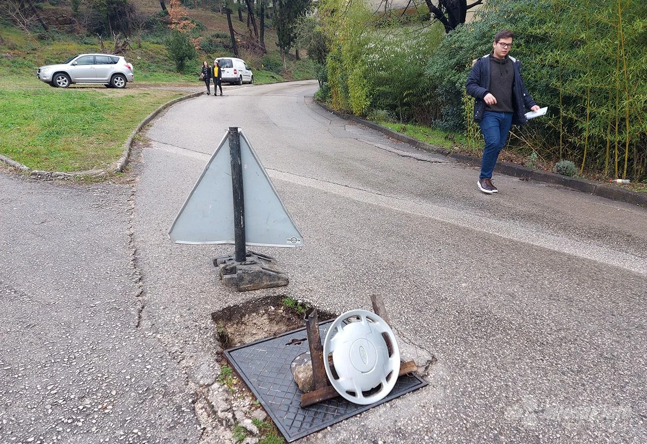 Propao šaht u Ulici Stjepana Radića, otvorila se rupa