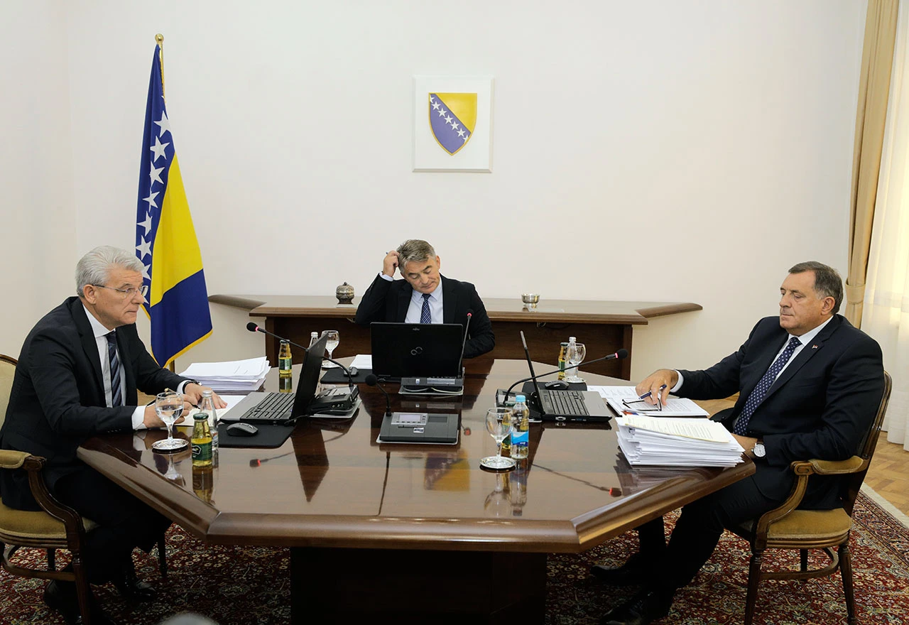 BiH država s hibridnim režimom - bolji od nas su i Uganda, Kenija, Zambija....