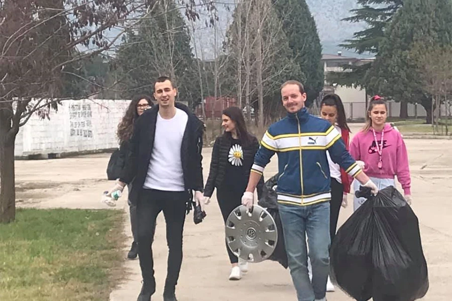 Studenti iskoristili lijep dan i očistili kampus Univerziteta "Džemal Bijedić"
