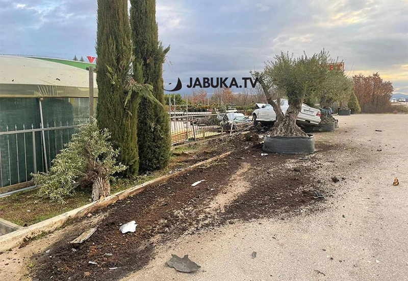 Automobil završio u krugu vrtnog centra 