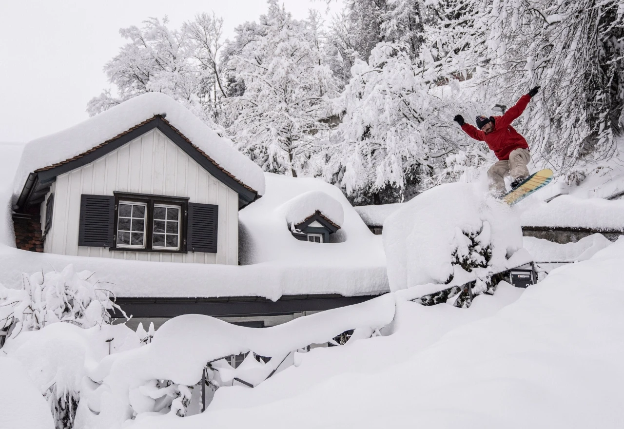 Snowboard trikovi na strmim uličicama starog grada