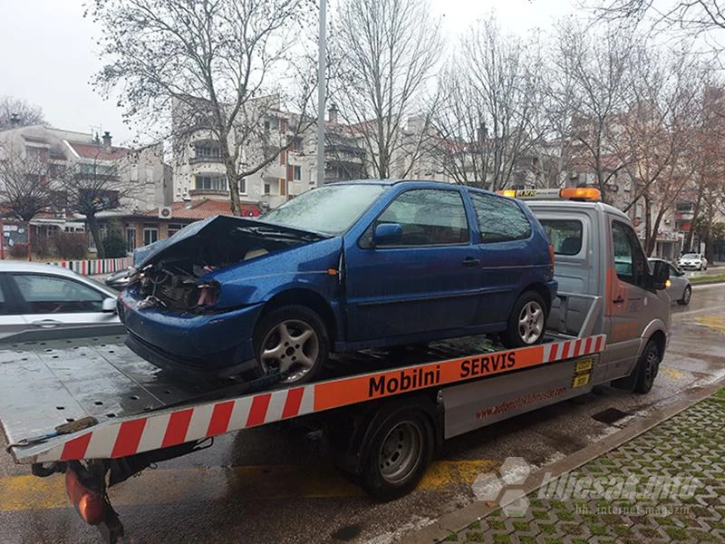 Nakon sudara automobil gotovo završio u pekari
