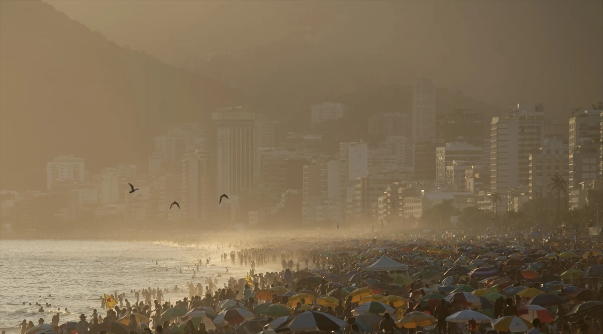 Tisuće ljudi na plaži u Rio de Janeiru traži spas od vrućine