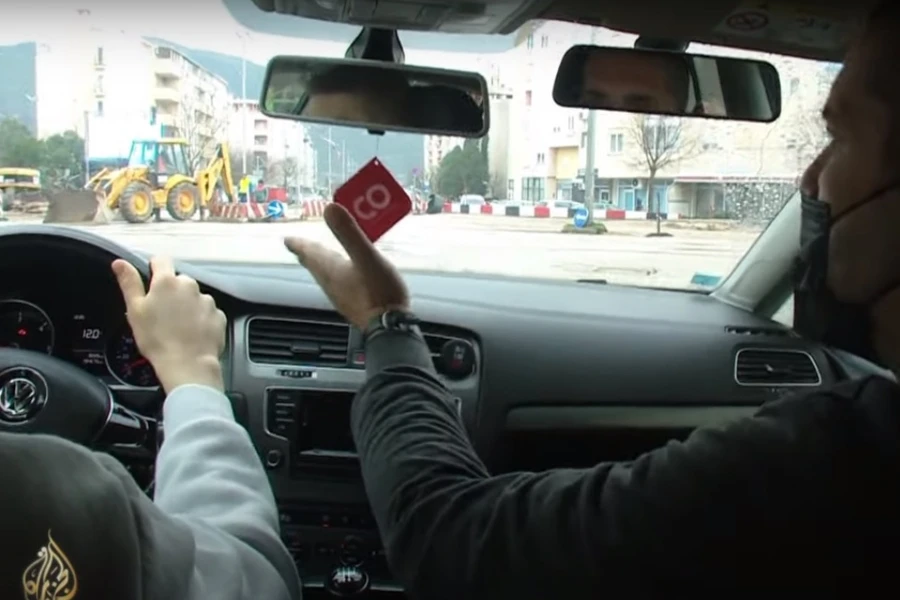 VIDEO | Velika opasnost: Kako naučiti voziti uz prometne znakove u Mostaru? 