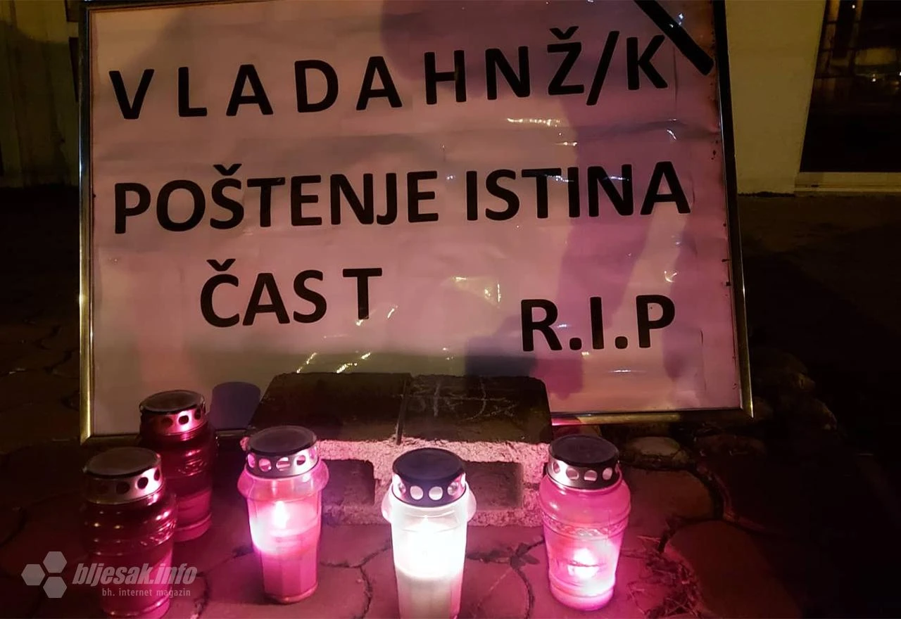 Zapaljene svijeće pred zgradom Vlade HNŽ; pred štrajkačima još jedna noć u šatoru