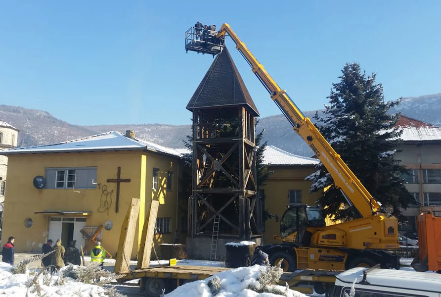 Srušen oštećeni crkveni zvonik u Drvaru