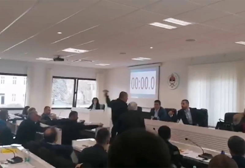 VIDEO | Vijećnik poludio na sjednici: Slomit ću sve, neka se nauči voditi sjednicu!