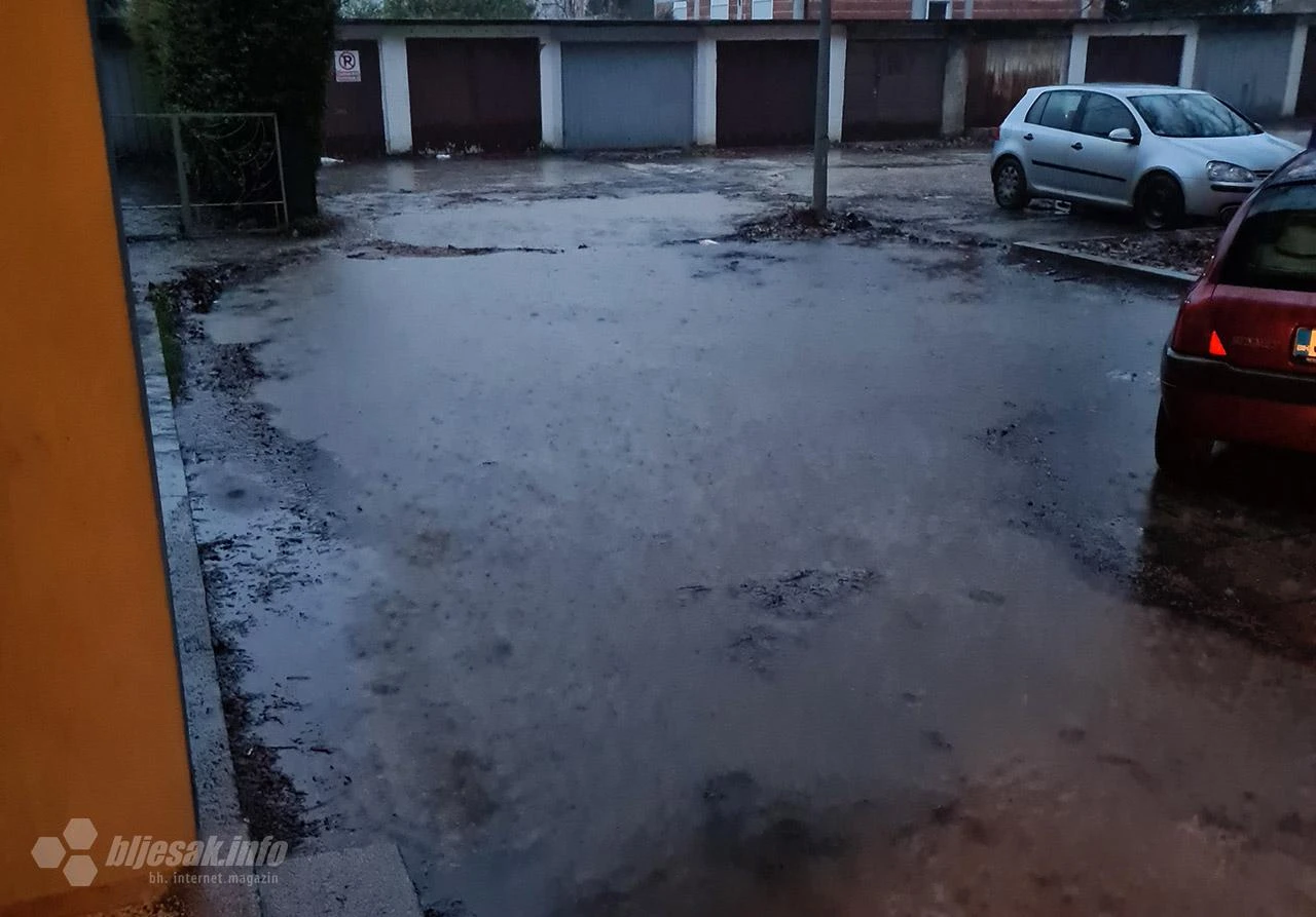 #makarVaki - Zbog blata i lokvi neće se moći ući i izaći iz zgrade